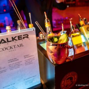 WALKER Events Cocktail Menu Schild mit Cocktail und Flaschen