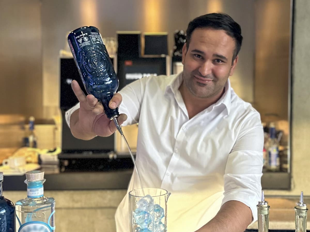 Volkan Gezen an der Bar beim Cocktail Mixen
